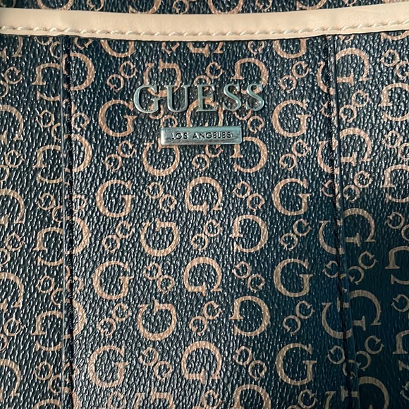 Guess leather handbag. 2 outside pocket and 3 inside pockets - Picture 2 of 5